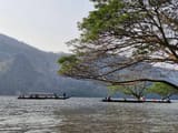 ผ้าห่มปก & ล่องเรือชมต้นฉำฉา